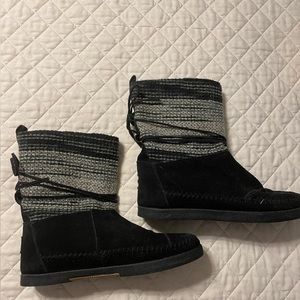 Toms boots, black and white.